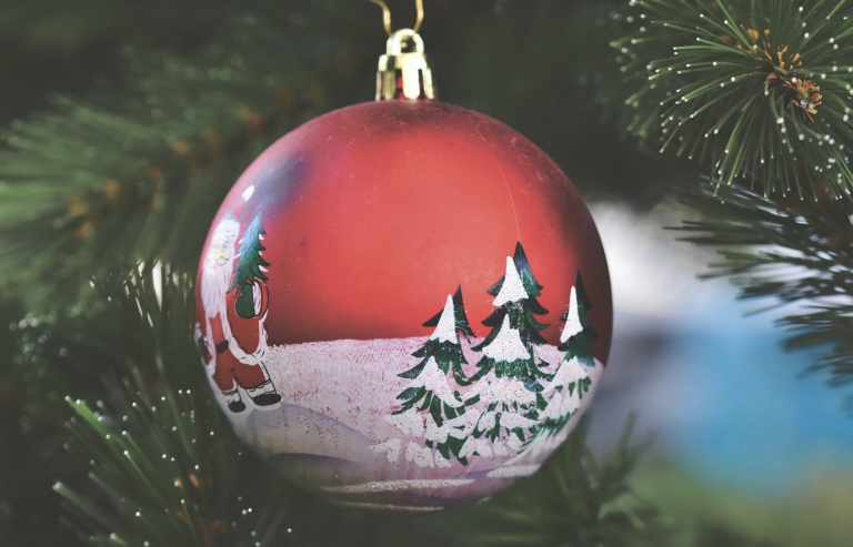 Encuentran la cabeza de un hombre adornando un árbol de Navidad