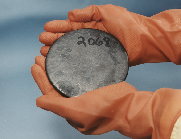 Un padre regala a su hija un amuleto para que le dé buena suerte...era una piedra radioactiva