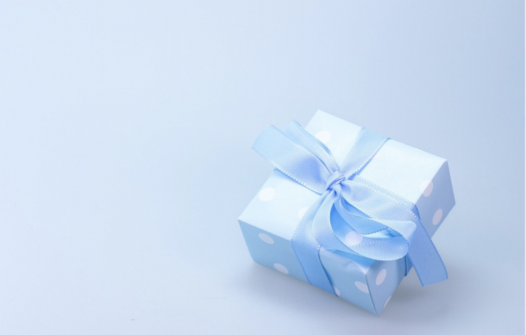 Cómo envolver un regalo de Navidad con un trozo de papel demasiado pequeño