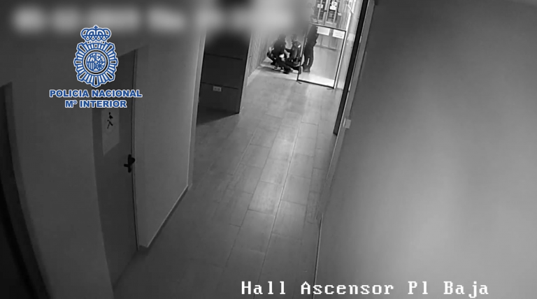 Un agente de la Policía Nacional salva la vida a un niño de cuatro años que se atragantó con un trozo de comida