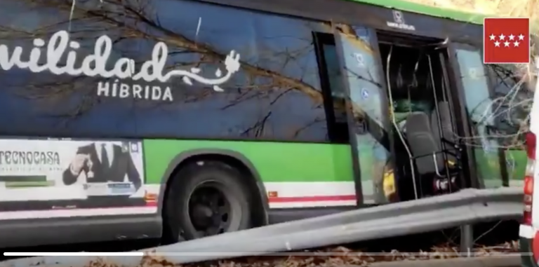 Un autobús interurbano se estrella en Madrid tras un mareo del conductor