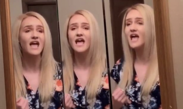 Una mujer interpreta Bohemian Rhapsody de Queen con la ayuda de un espejo y triunfa en internet