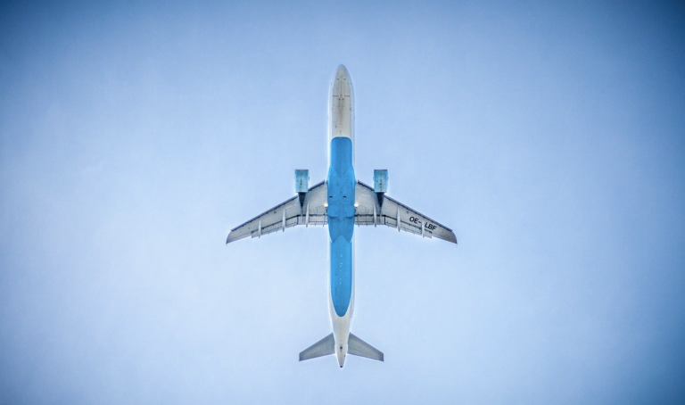 Una mujer intenta abrir la puerta del avión en pleno vuelo