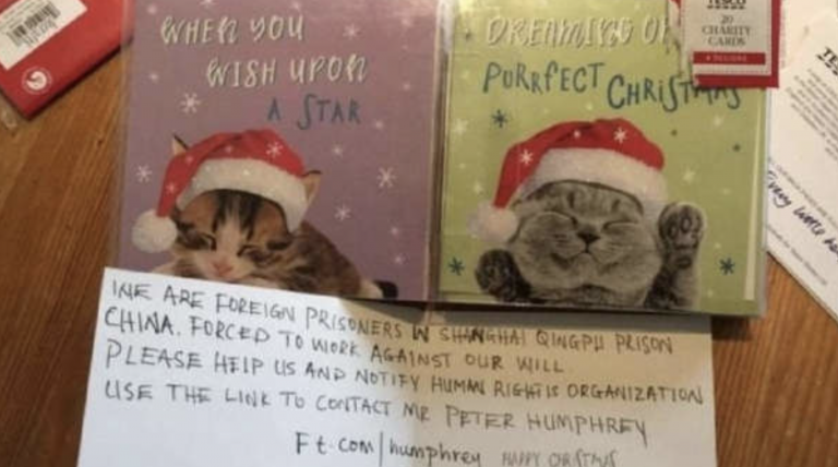 Una niña abre una tarjeta navideña y encuentra un mensaje de auxilio de unos presos chinos