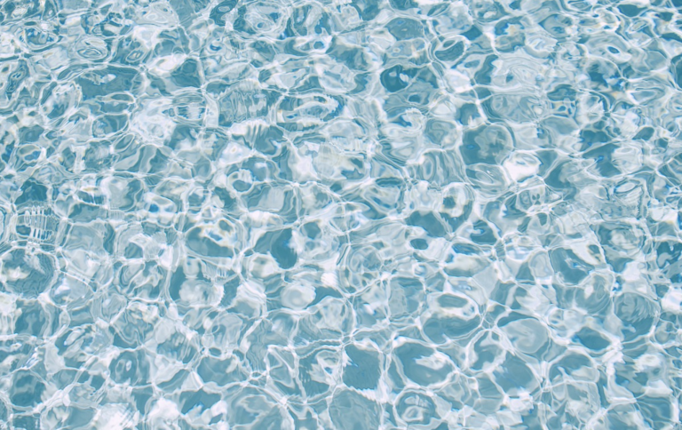 Investigan el sistema de succión de la piscina de Mijas donde se ahogó una familia británica