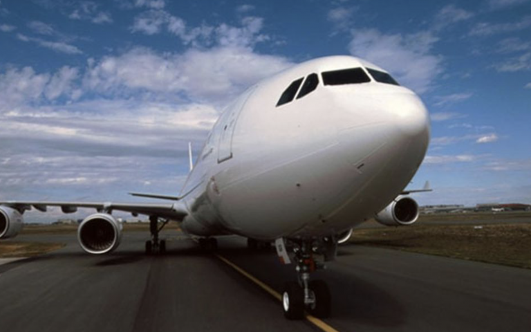 Obligan a 5 pasajeros a bajar de un avión porque volaba con exceso de peso
