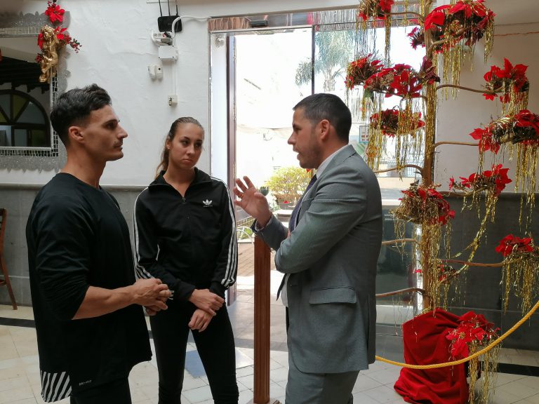 Héctor Suárez mantiene un encuentro con los grancanarios Leví y Estrella, finalistas de Got Talent