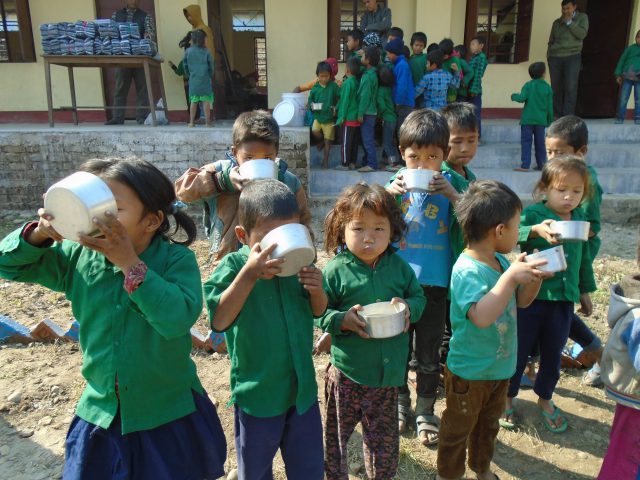 La ONG canaria Educanepal lanza la campaña “por un cacharro de gofio y agua” para ofrecer desayunos a los niños que tiene escolarizados en Nepal 1 Detalle de niños tomándose el gofio con agua 1