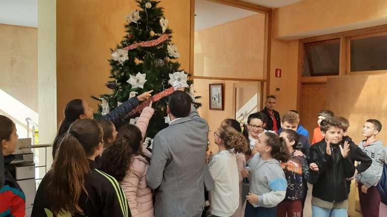Estudiantes del CEIP San Juan decoran por primera vez el árbol de Navidad del Ayuntamiento