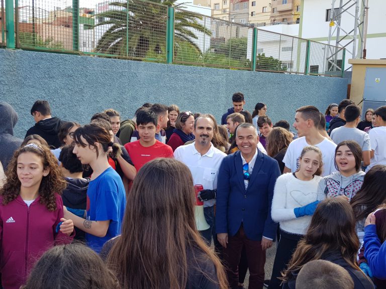 250 estudiantes del IES José Frugoni Pérez limpian el Barranco de La Rocha
