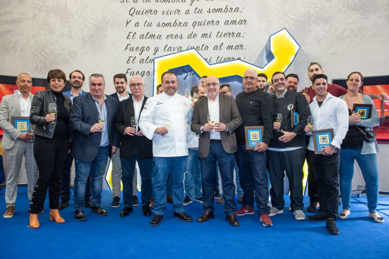 Los 16 premiados en la Guía Michelin reciben el homenaje del Cabildo por situar a Gran Canaria en la Primera División de la gastronomía