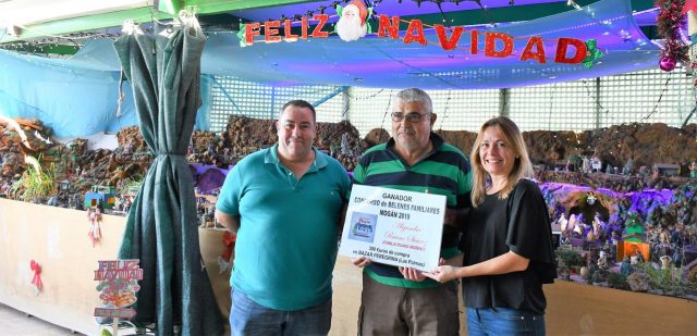 El edil Víctor Gutiérrez el ganador Alejandro Ruano y la edil Consuelo Díaz en el momento de la entrega del premio