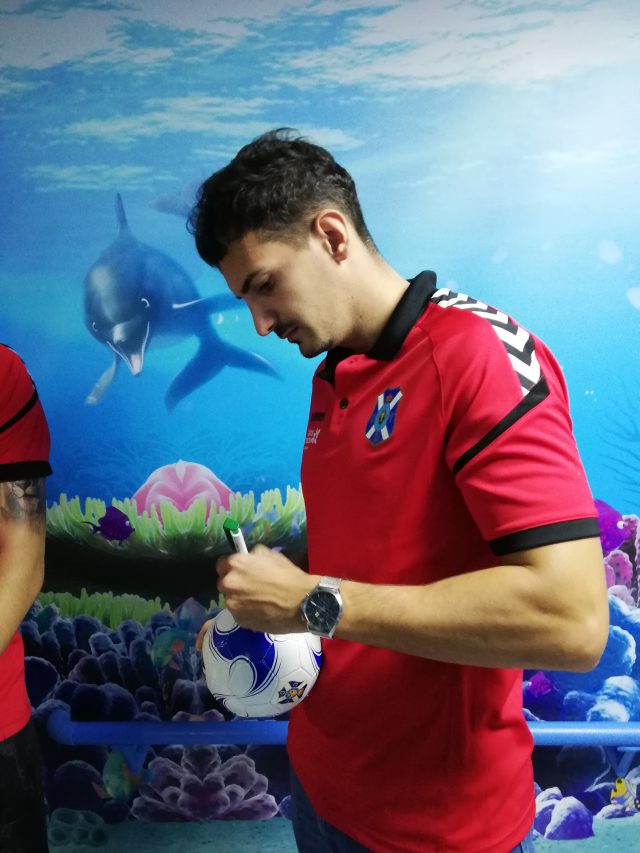 El equipo regaló balones a los niños y niñas ingresados en el HUC