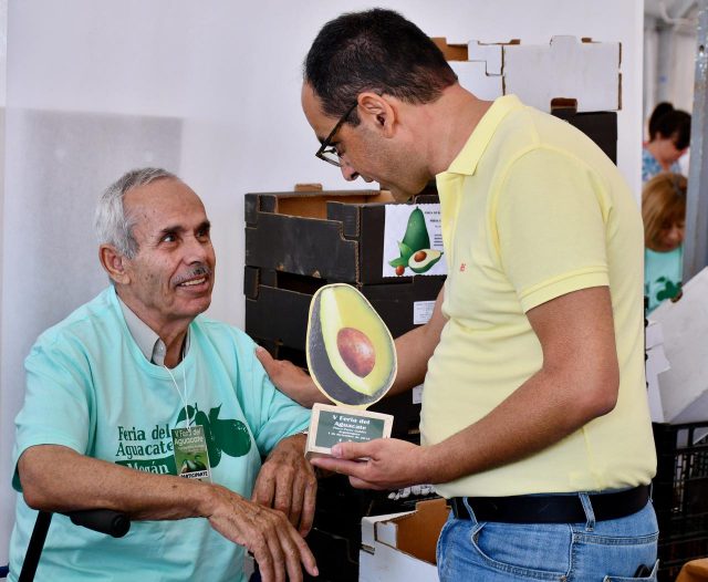 Ernesto Hernández durante la entrega de reconocimiento a un agricultor