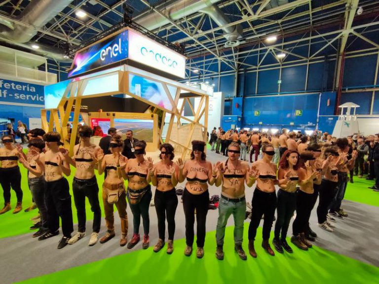 Jóvenes se desnudan frente a las empresas de la COP 25