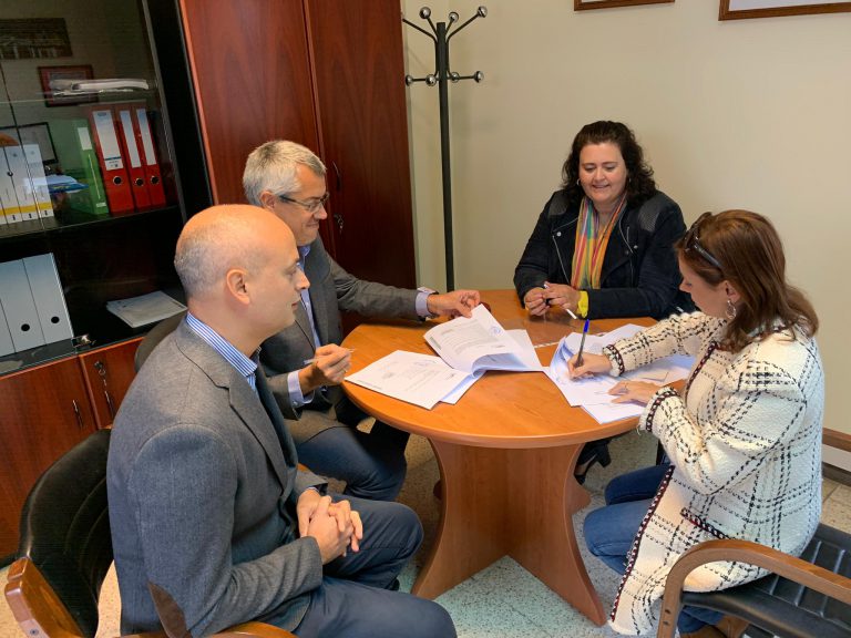 El Ayuntamiento formaliza el contrato para el equipamiento de mobiliario del edificio de El Cubillo