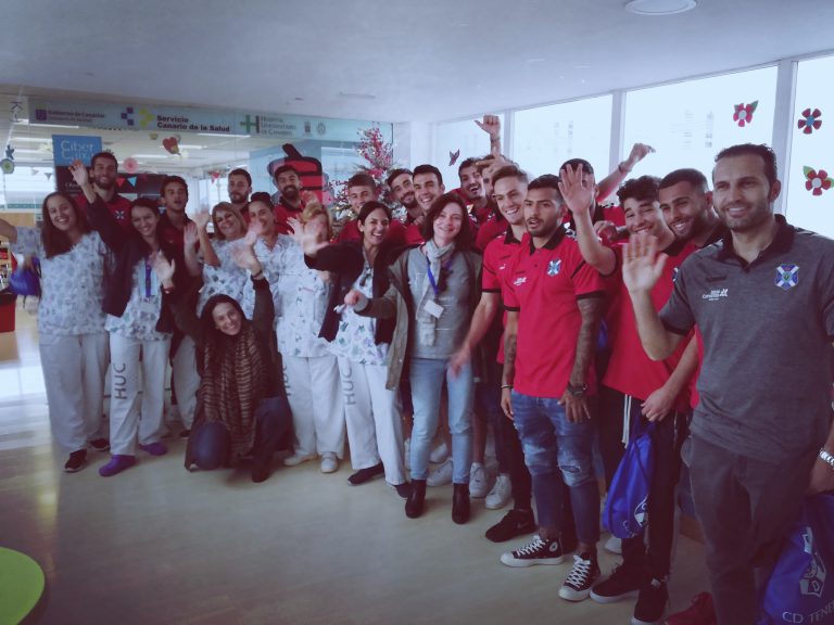 Los niños ingresados en el HUC disfrutan de la visita de los jugadores del CD Tenerife