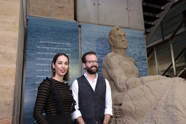 Guacimara Medina y Juan Márquez ante la escultura de Galdós ubicada en el museo del célebre autor canario