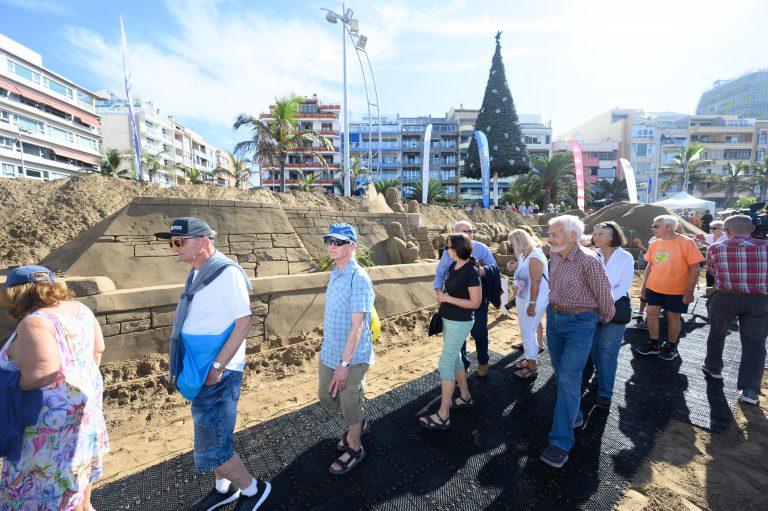 El Belén de Arena abre la Navidad en Las Canteras con un homenaje a las personas mayores y al mundo rural de Gran Canaria 