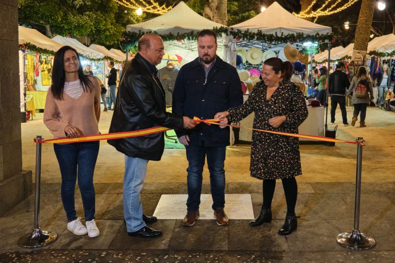 El tradicional mercadillo artesano de Navidad de Santa Cruz abre sus puertas en la Alameda del Duque Santa Elena