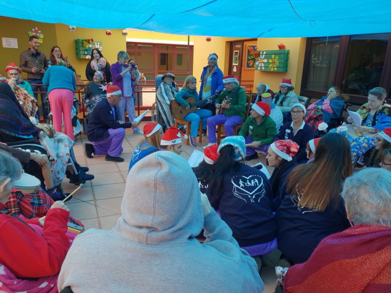 Los alumnos-trabajadores del PFAE ‘Geros’ comparten un día de Navidad con los mayores de la Residencia Tarazona