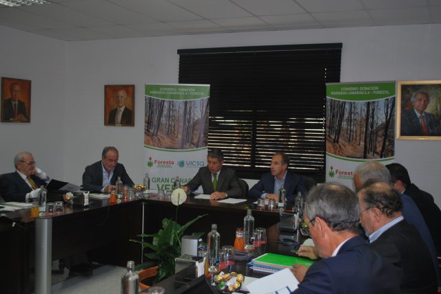 Los representantes explican a los consejeros de la compañía las condiciones del acuerdo