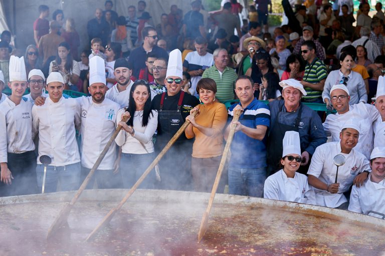 Macropaella de récord en Fontanales, Villa de Moya