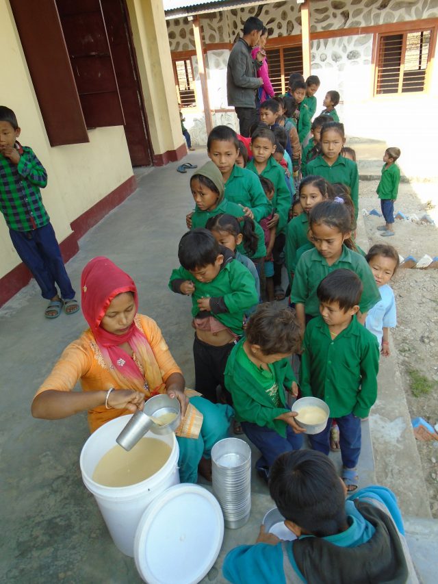 La ONG canaria Educanepal lanza la campaña “por un cacharro de gofio y agua” para ofrecer desayunos a los niños que tiene escolarizados en Nepal 2 Maestra sirviendo el gofio durante el recreo