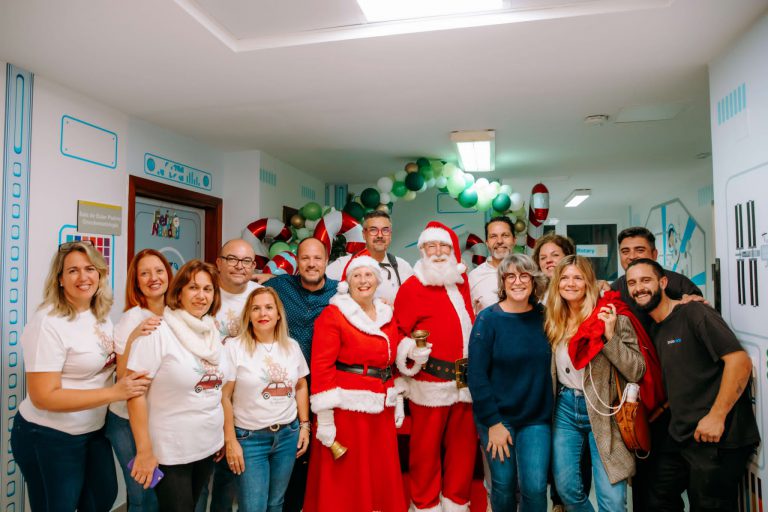 Papá Noel llena de ilusión y esperanza el Materno Infantil gracias a la acción solidaria de Pequeño Valiente y Sagulpa