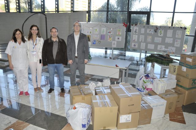 Momento de la entrega de alimentos a Cáritas Diocesana en el centro hospitalario