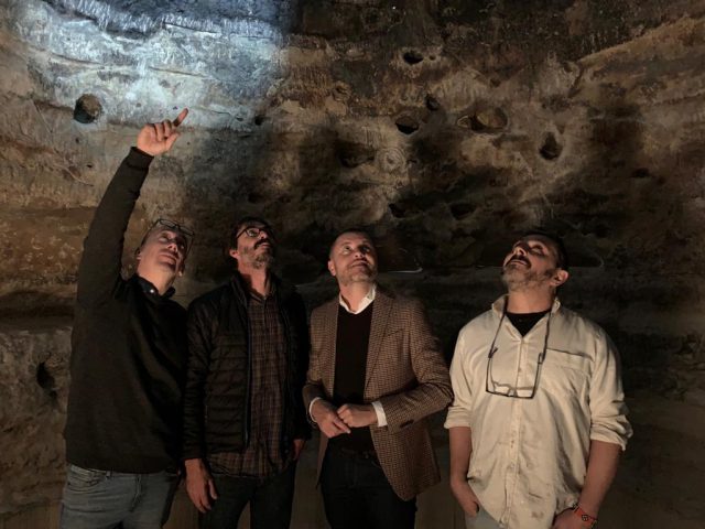 Personal técnico de Factum Arte y del Cabildo muestra el resultado al consejero de Presidencia del Cabildo de Gran Canaria