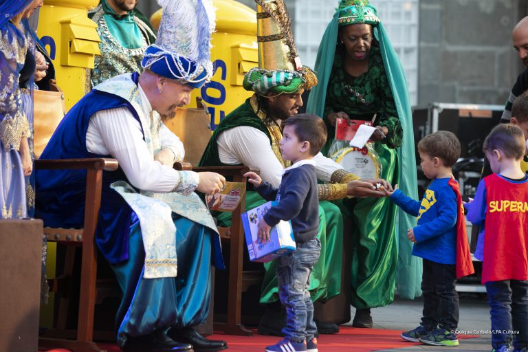 La plaza Santa Ana acoge la tradicional recogida de juguetes de la Casa Galicia