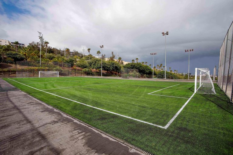El IMD renueva el césped artificial de la pista de futbol del Parque Juan Pablo II