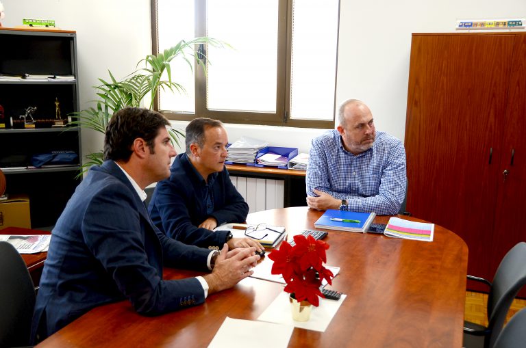 El Cabildo y Santiago del Teide acuerdan el plan de mantenimiento de zonas ajardinadas