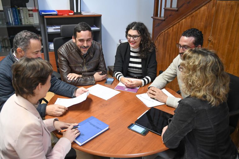 El Ayuntamiento de La Laguna recibe de Titsa los primeros 1.600 bonos sociales para guaguas urbanas