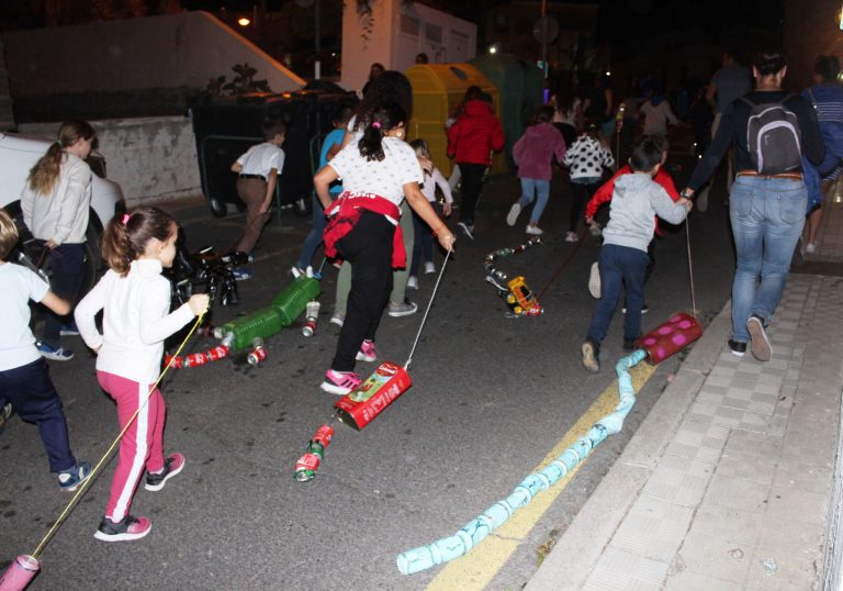 Las ristras de cacharros corrieron por las calles del casco histórico por San Andrés
