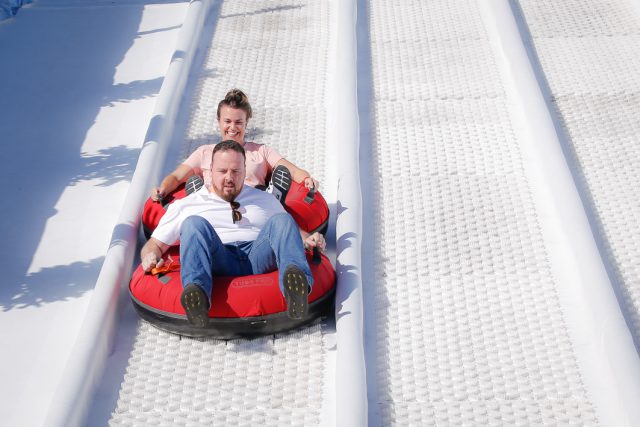 La alcaldesa de Santa Cruz estrena el tobogán navideño instalado en la capital 33 TOBOGÁN E.MATEO Y A.MARTIN