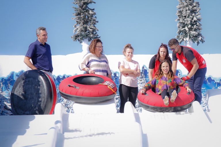 La alcaldesa de Santa Cruz estrena el tobogán navideño instalado en la capital