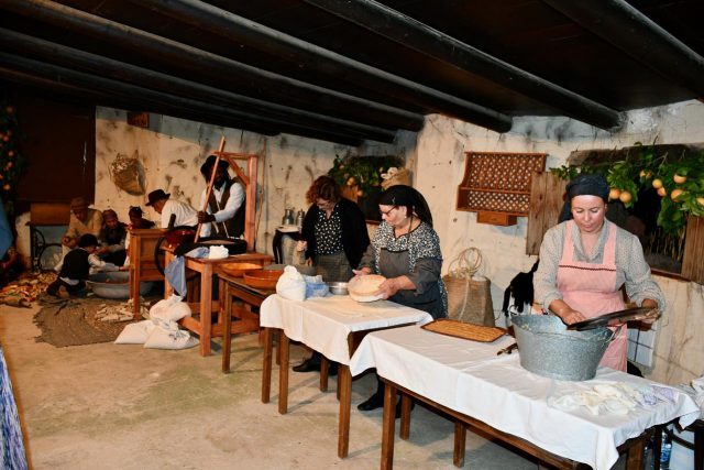 Tostado molienda del millo y elaboración de pella de gofio en Belén Viviente de Veneguera