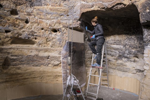 La réplica del templo aborigen de Risco Caído emprende con la Navidad su viaje por mar hacia Gran Canaria 1 Uno de los últimos retoques antes del viaje en barco Foto de Oak Taylor