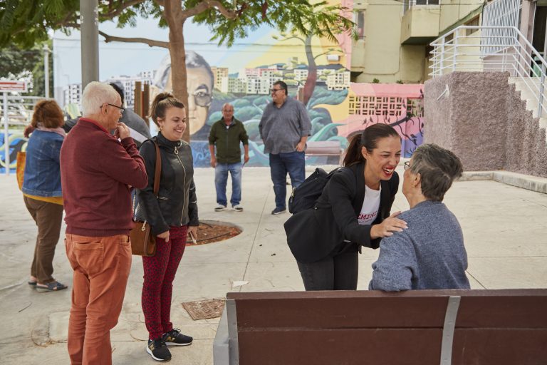 La alcaldesa de Santa Cruz de Tenerife vuelve a recorrer Santa María del Mar con un nutrido grupo de vecinos y vecinas
