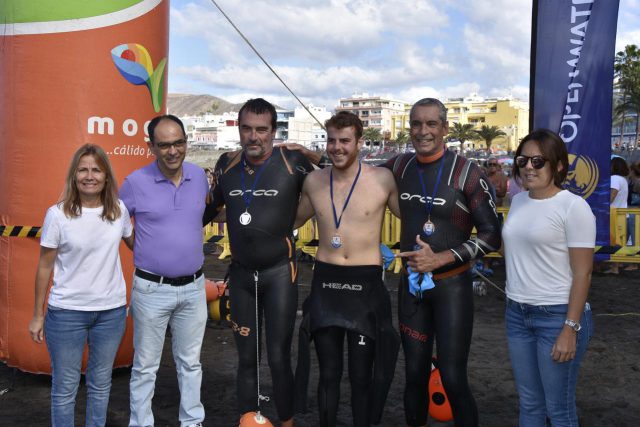 Vencedores de la categoría masculina de 10.100 metros de la III Gloria Mogán Open Water junto a los ediles Consuelo Díaz Ernesto Hernández y Alba Medina