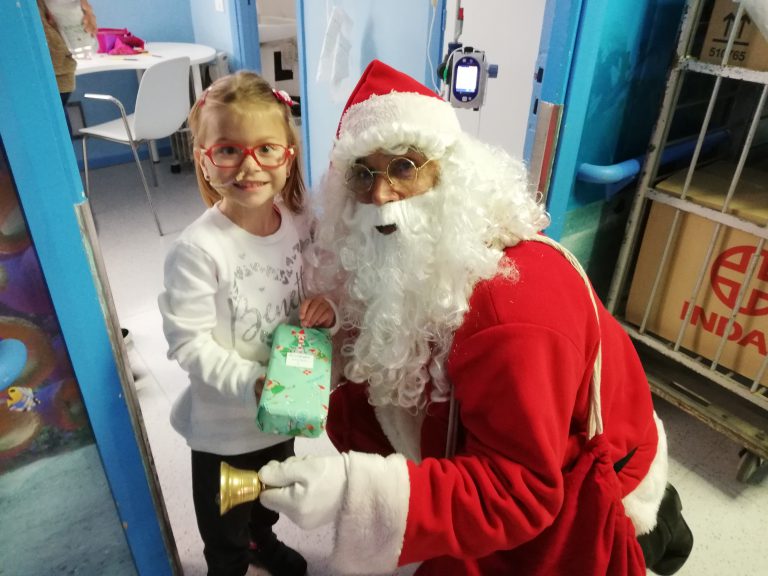 Papa Noel sorprende a los niños del HUC en sus habitaciones
