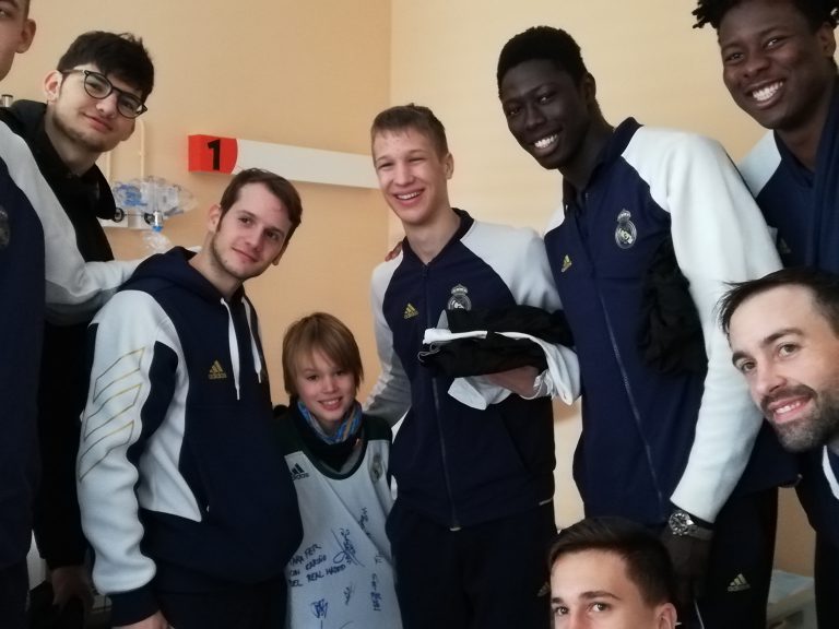 Los niños del HUC reciben la visita de los jugadores de baloncesto Junior del Real Madrid