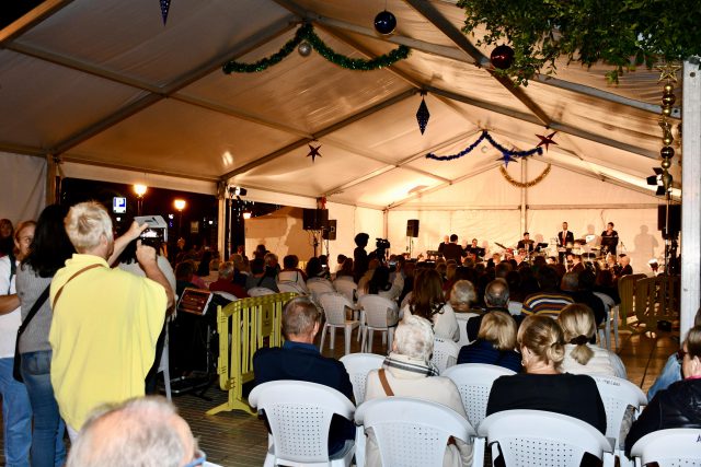 Vista general del concierto navideño de la Asociación Musical Serafín Zubiri Mogán Big Band en Playa de Mogán