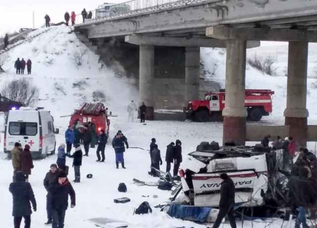 19 muertos tras caer un autobús a un río congelado en Rusia 7 autobus2