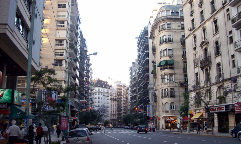 Un niño cae al vació desde el balcón de su casa mientras su cuidadora está de compras