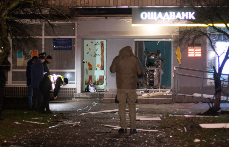 Explotan un cajero y la calle se llena de billetes