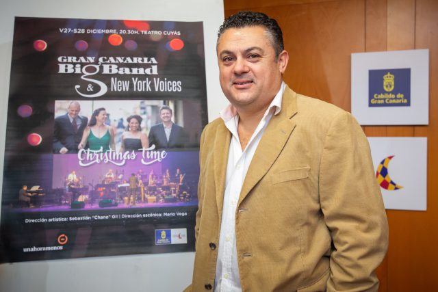 chano gil posa con cartel