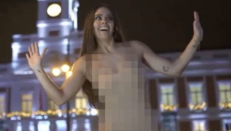 Cristina Pedroche se desnuda en plena Puerta del Sol para promocionar las Campanadas